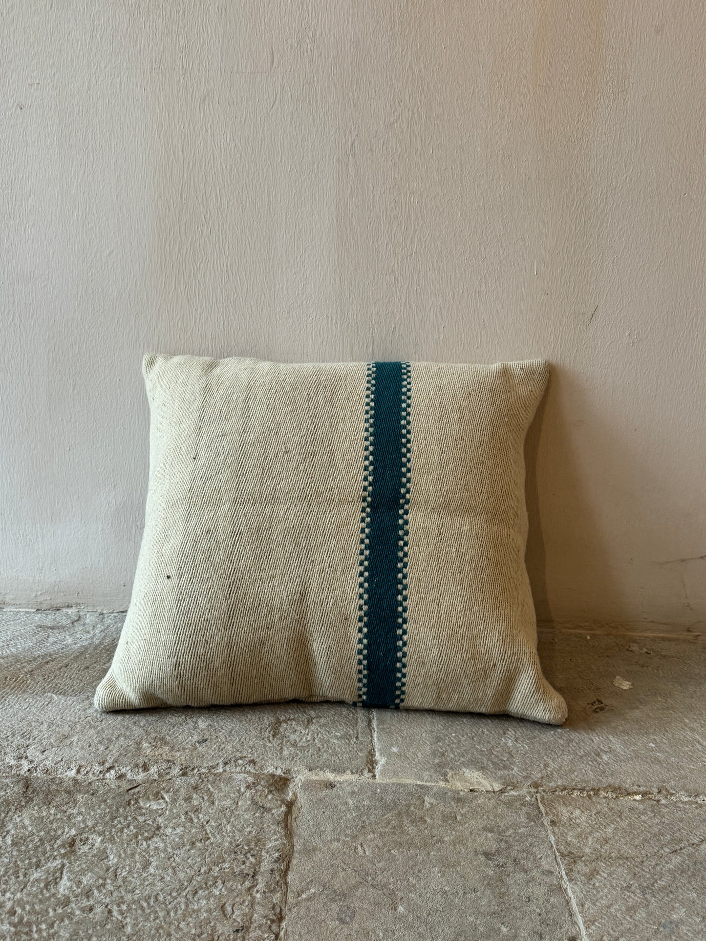 Mizette 2
White, blue