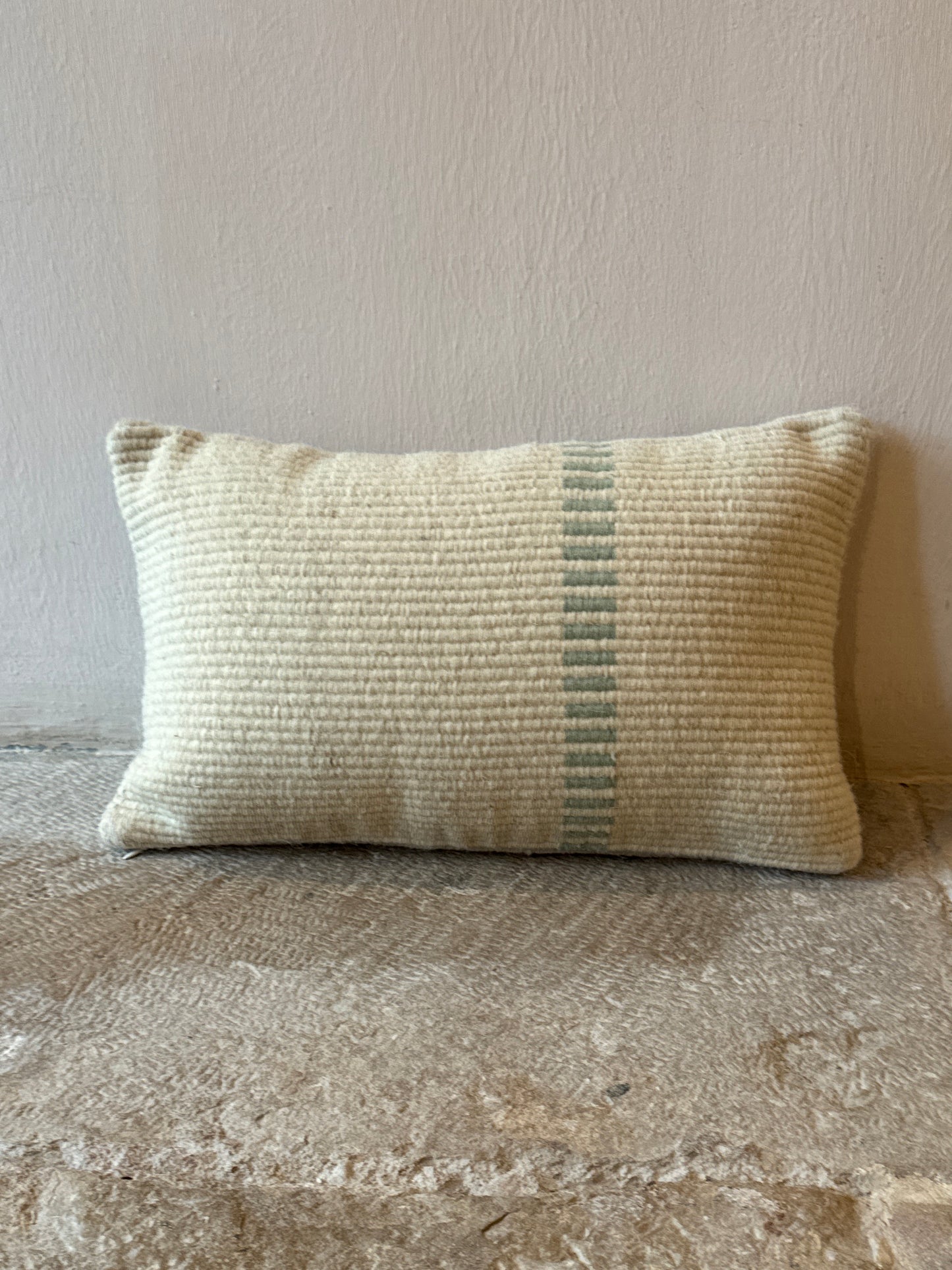 Mizette 3
white, ligh green
